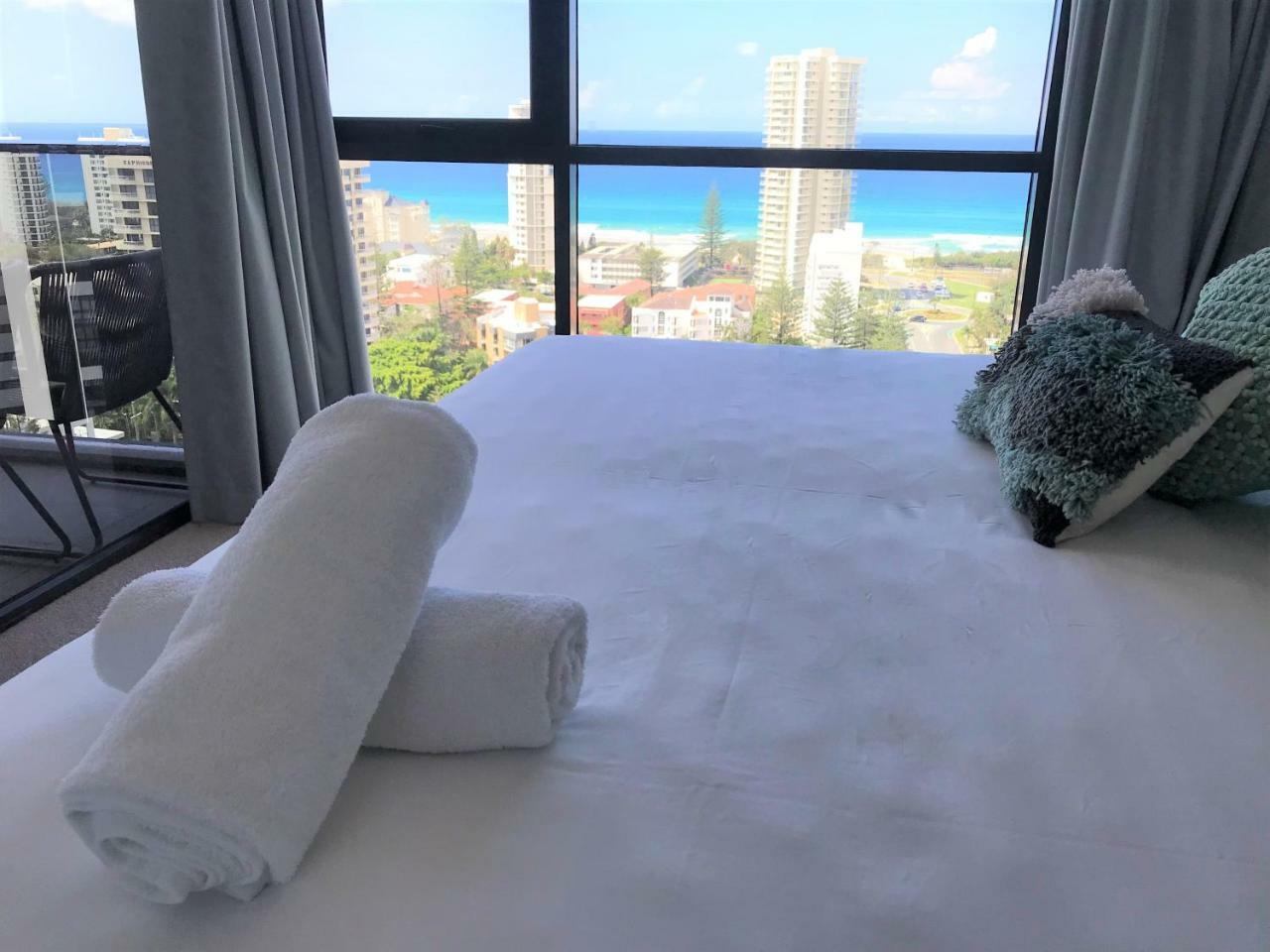 Qube Broadbeach Ocean View Apartments Голд-Кост Экстерьер фото